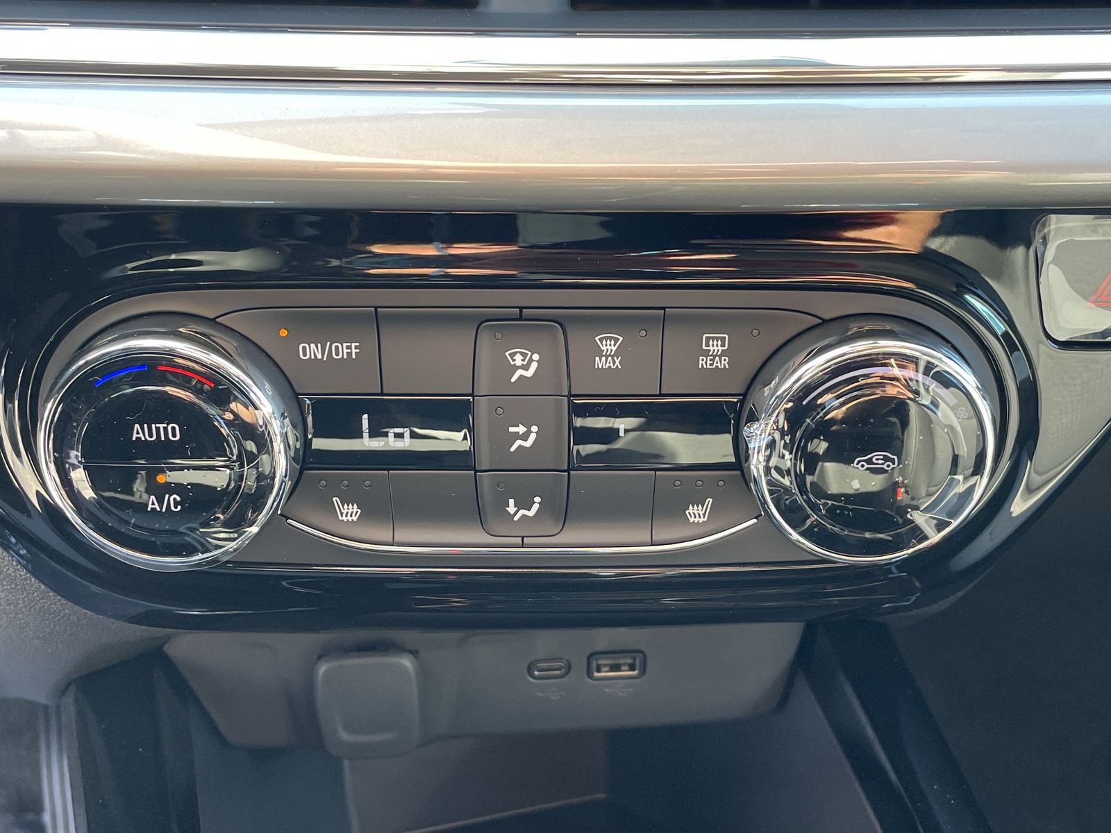 2025 Chevrolet Trax LT photo 13