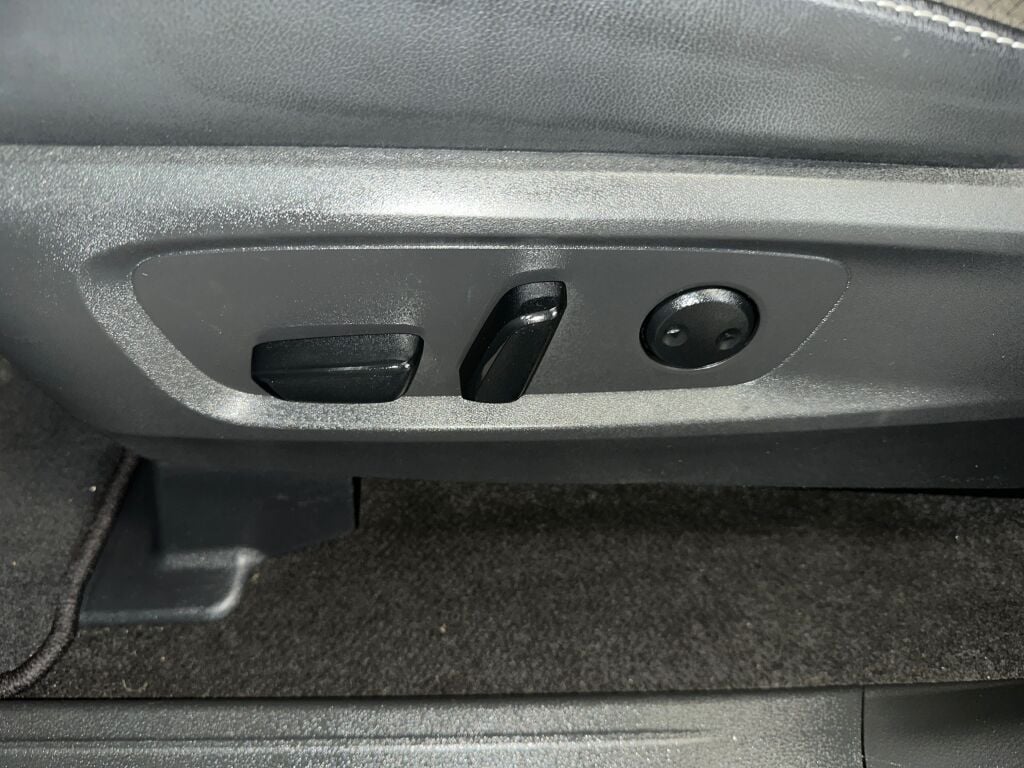 2023 Nissan Pathfinder SL photo 3