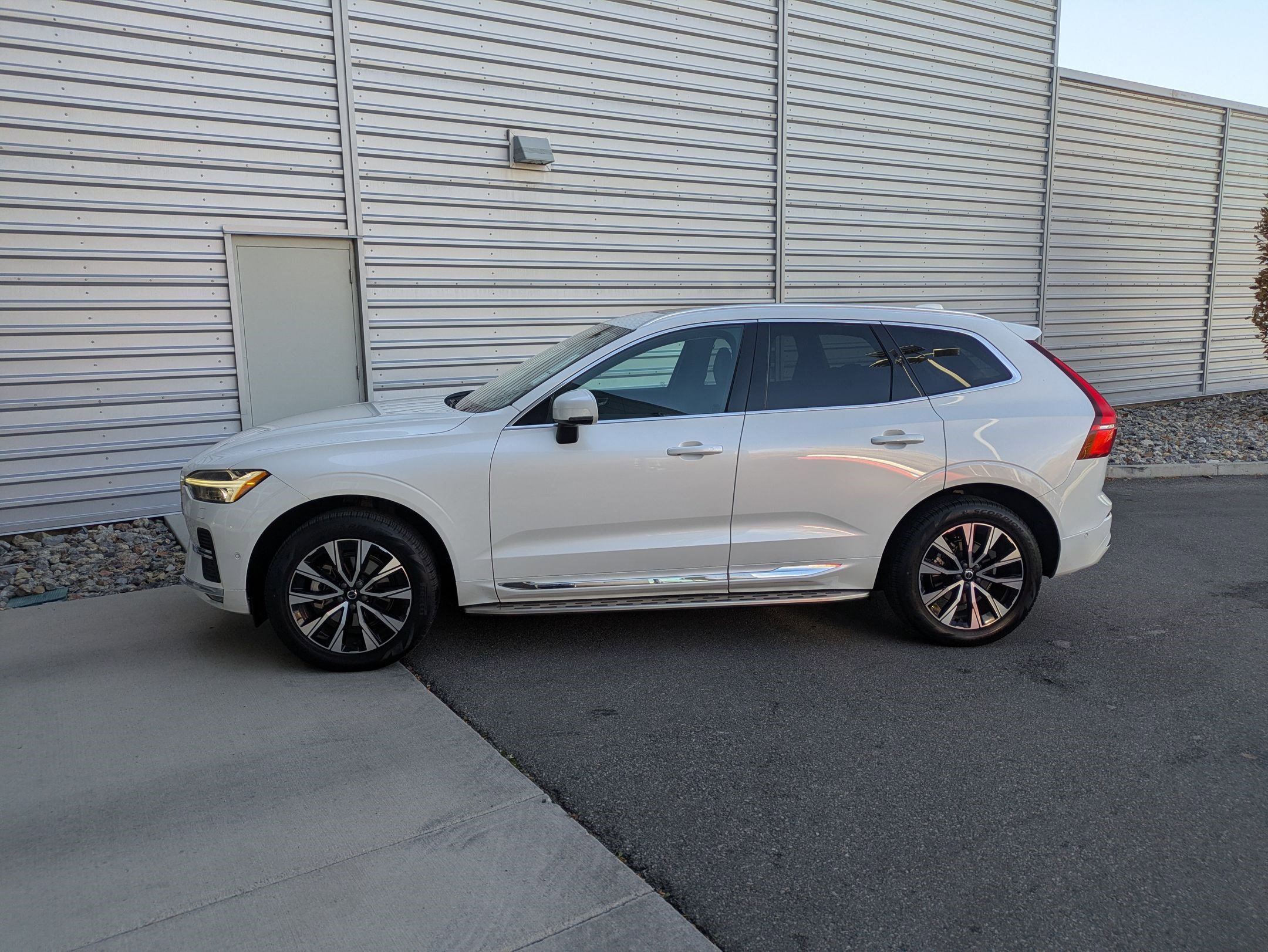 2023 Volvo XC60 Plus photo 2