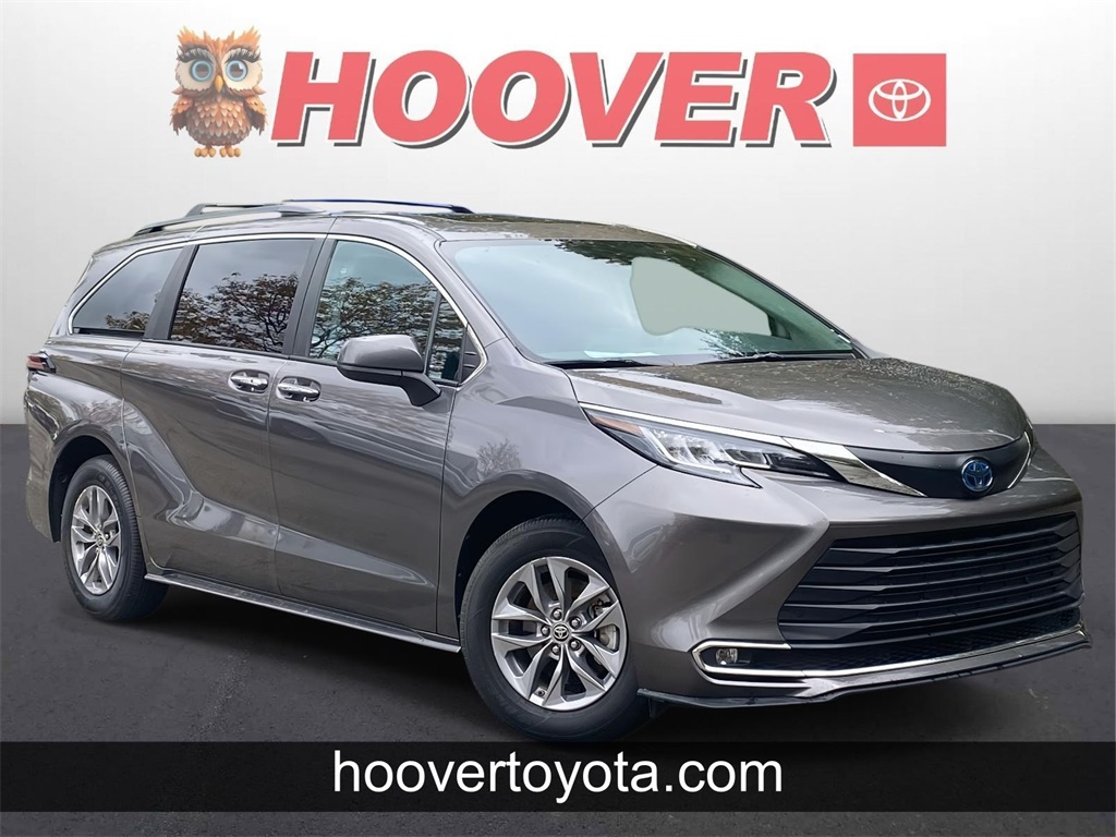 2022 Toyota Sienna XLE's photo