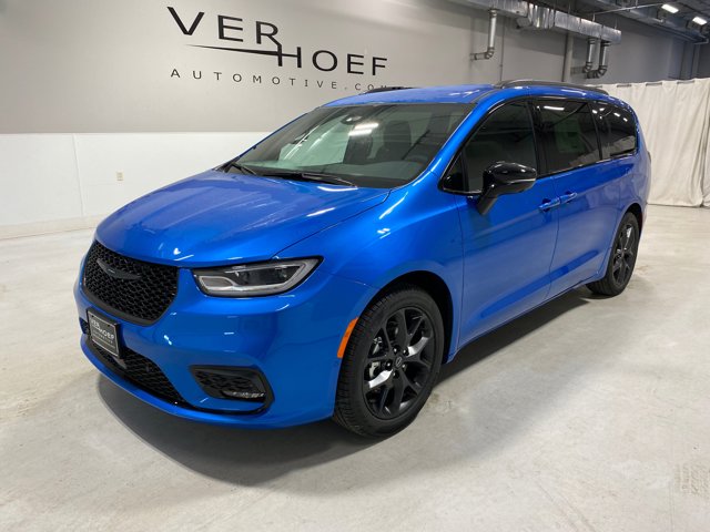 2026 Chrysler Pacifica Select's photo
