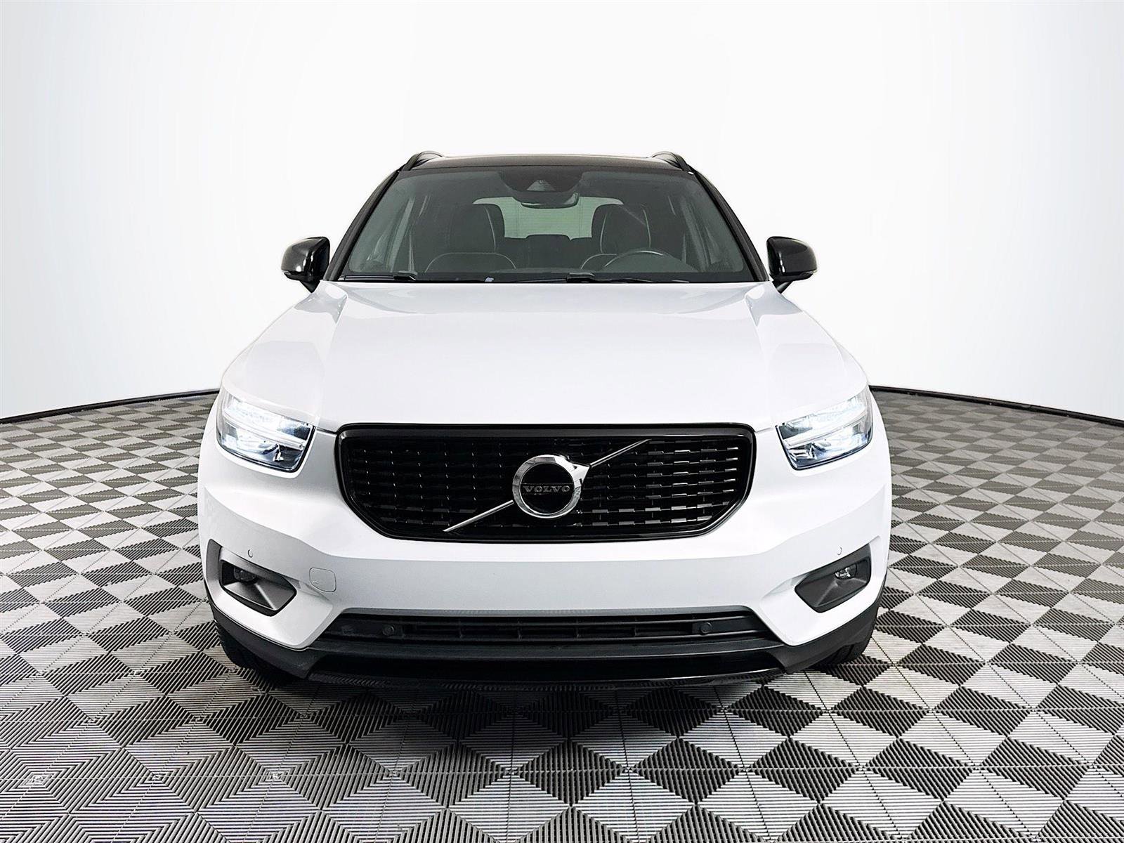 2021 Volvo XC40 T5 R-Design photo 2