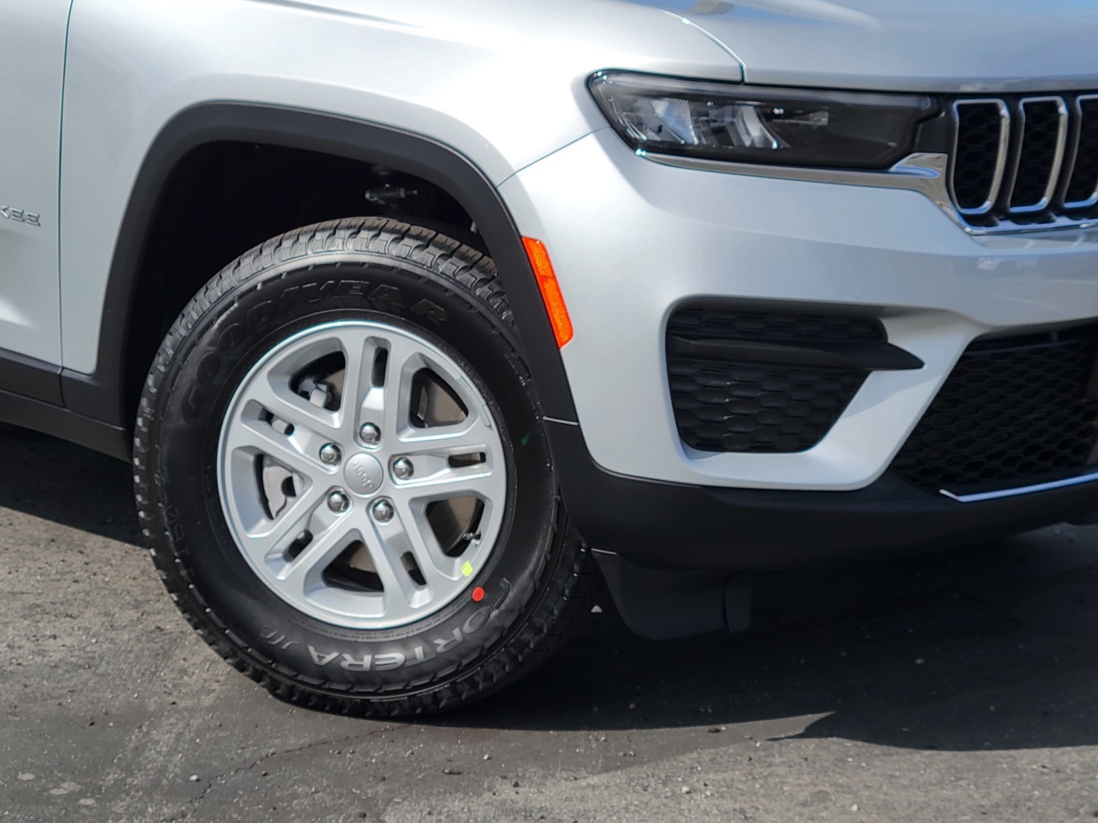 2025 Jeep Grand Cherokee Laredo photo 3