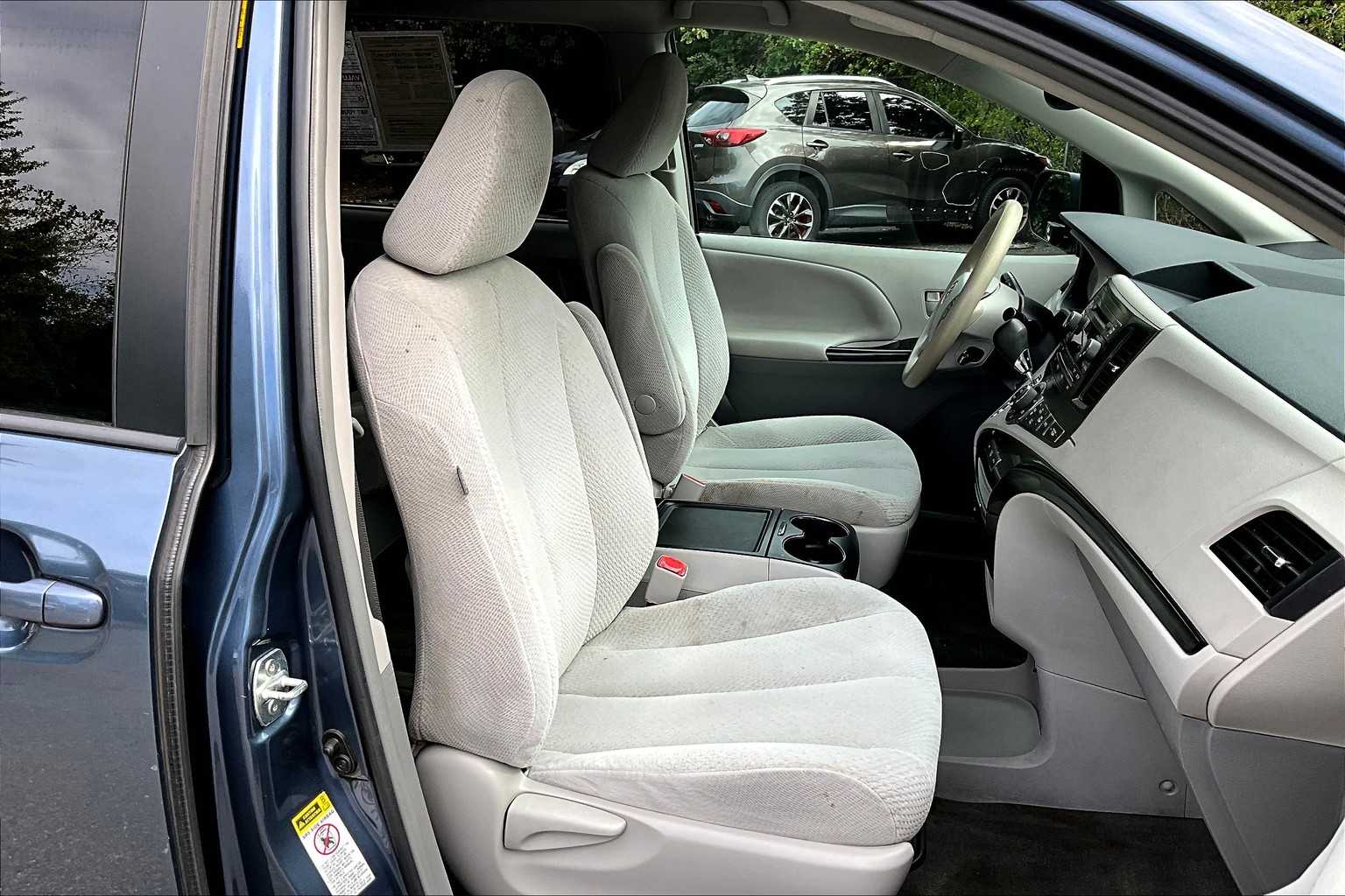 2014 Toyota Sienna LE photo 8