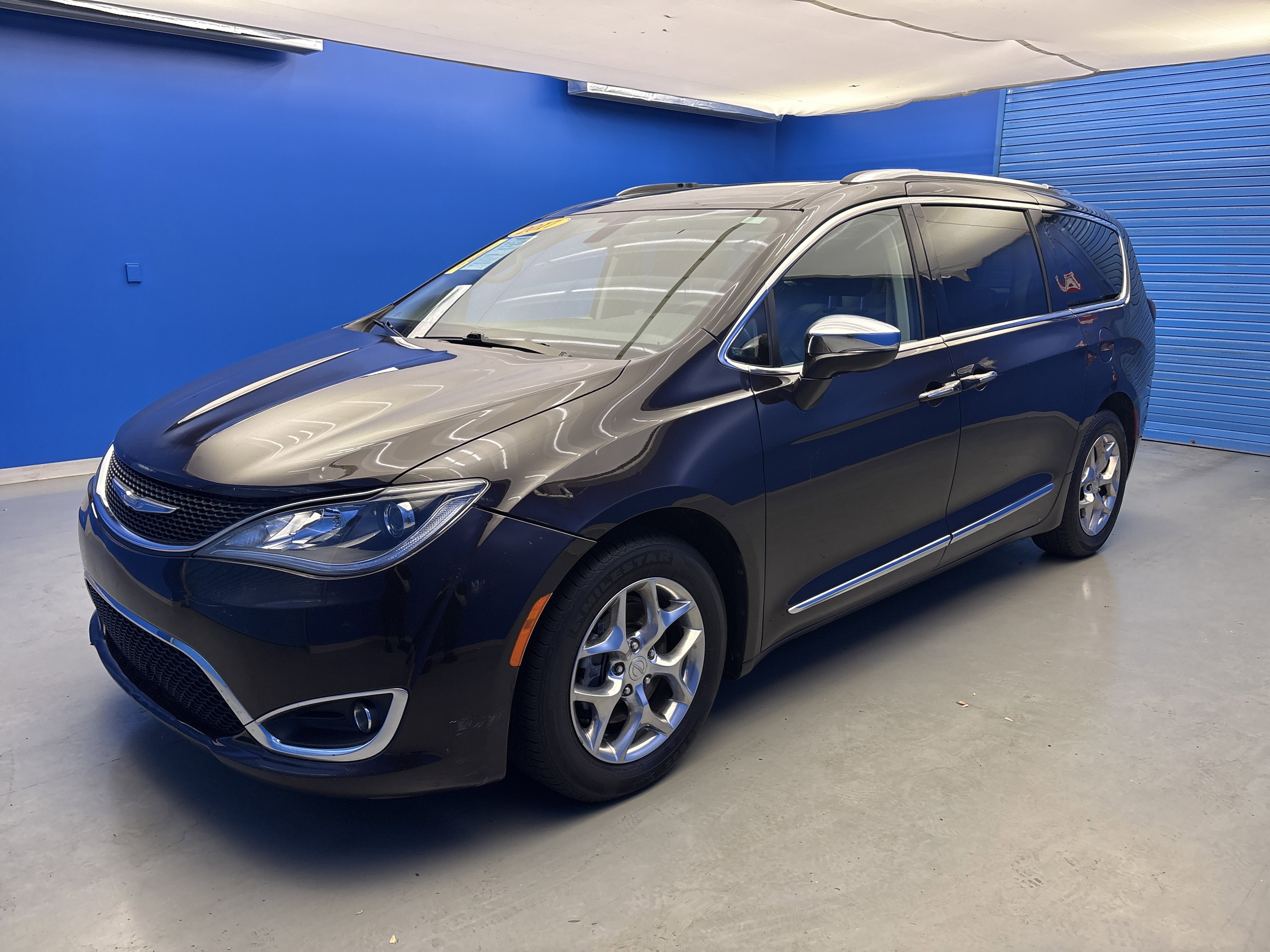 2017 Chrysler Pacifica Limited photo 2