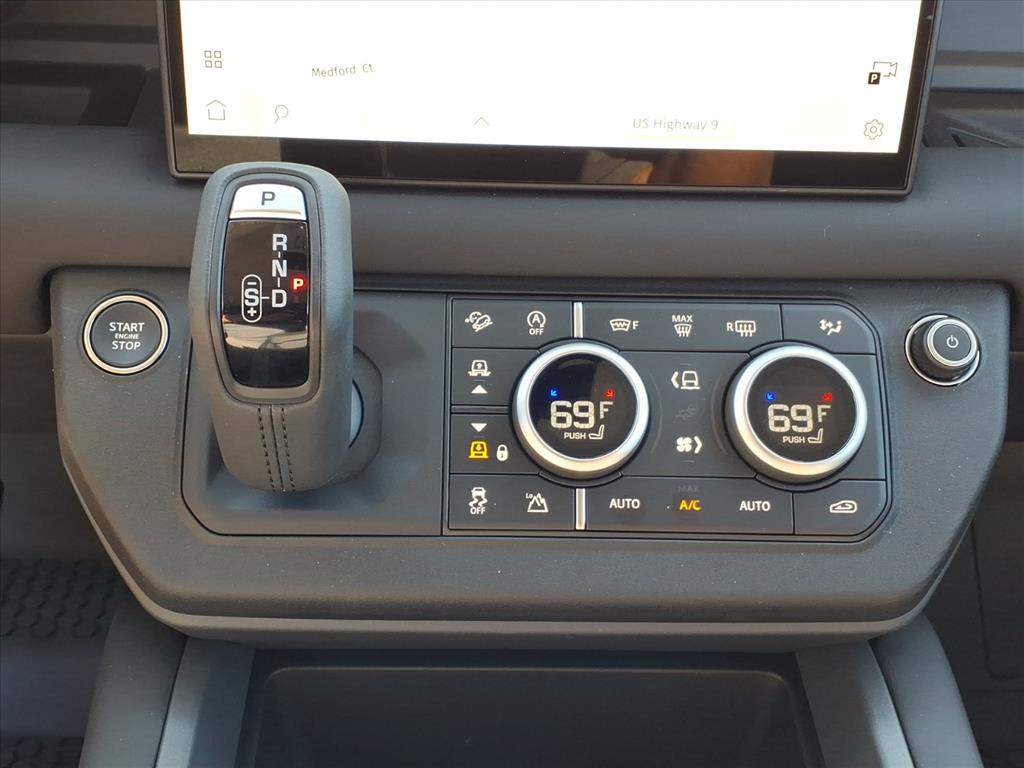 2025 Land Rover Defender 110 S photo 13