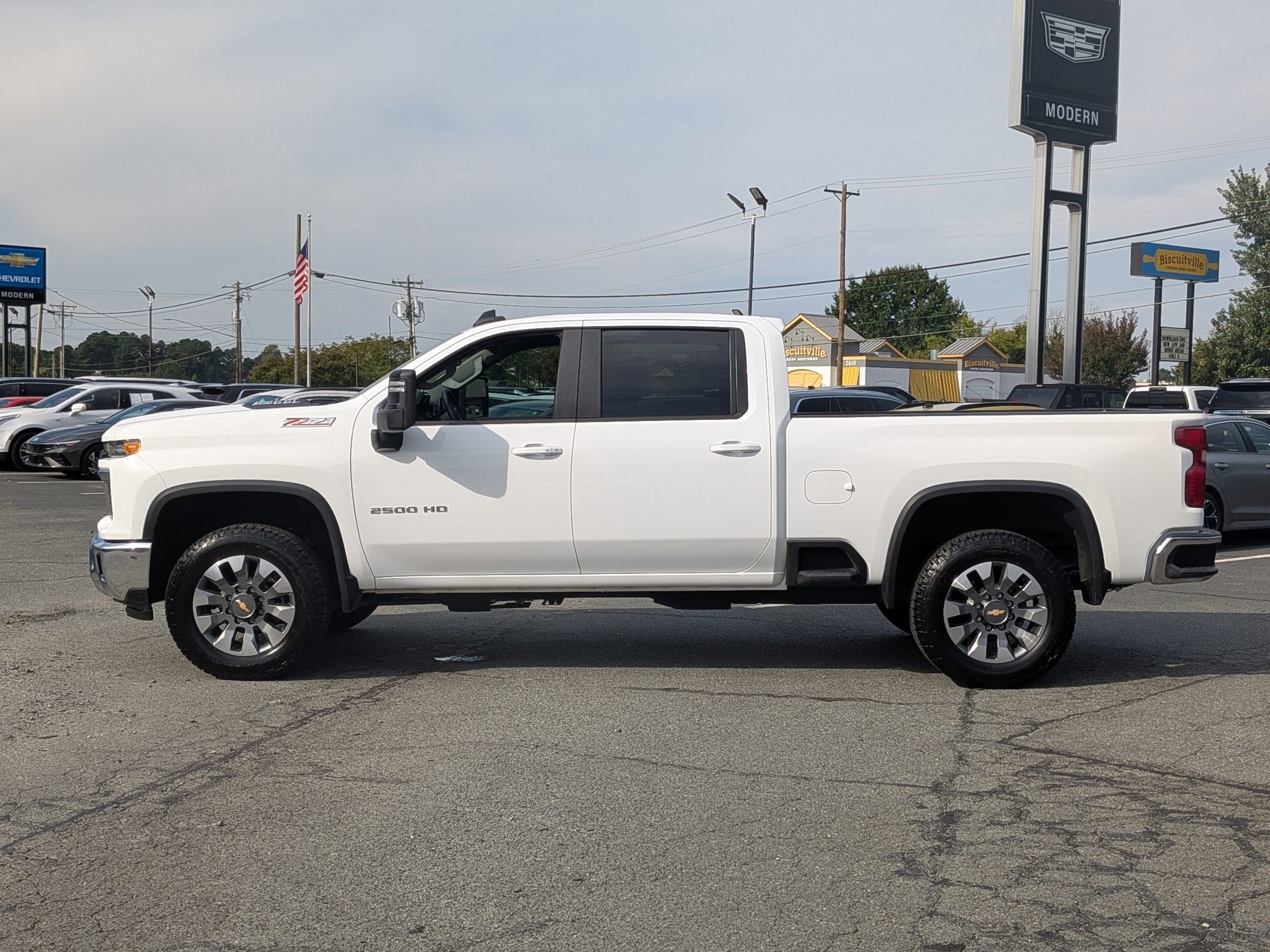 2024 Chevrolet Silverado 2500HD LT photo 2