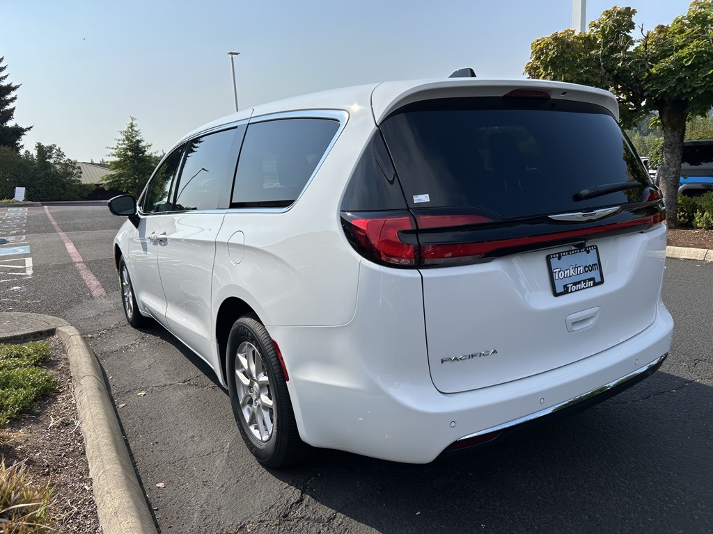 2026 Chrysler Pacifica photo 7