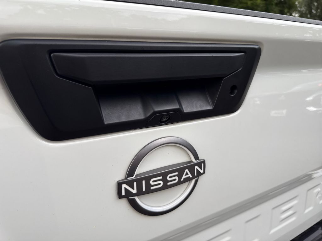 2022 Nissan Frontier SV photo 11