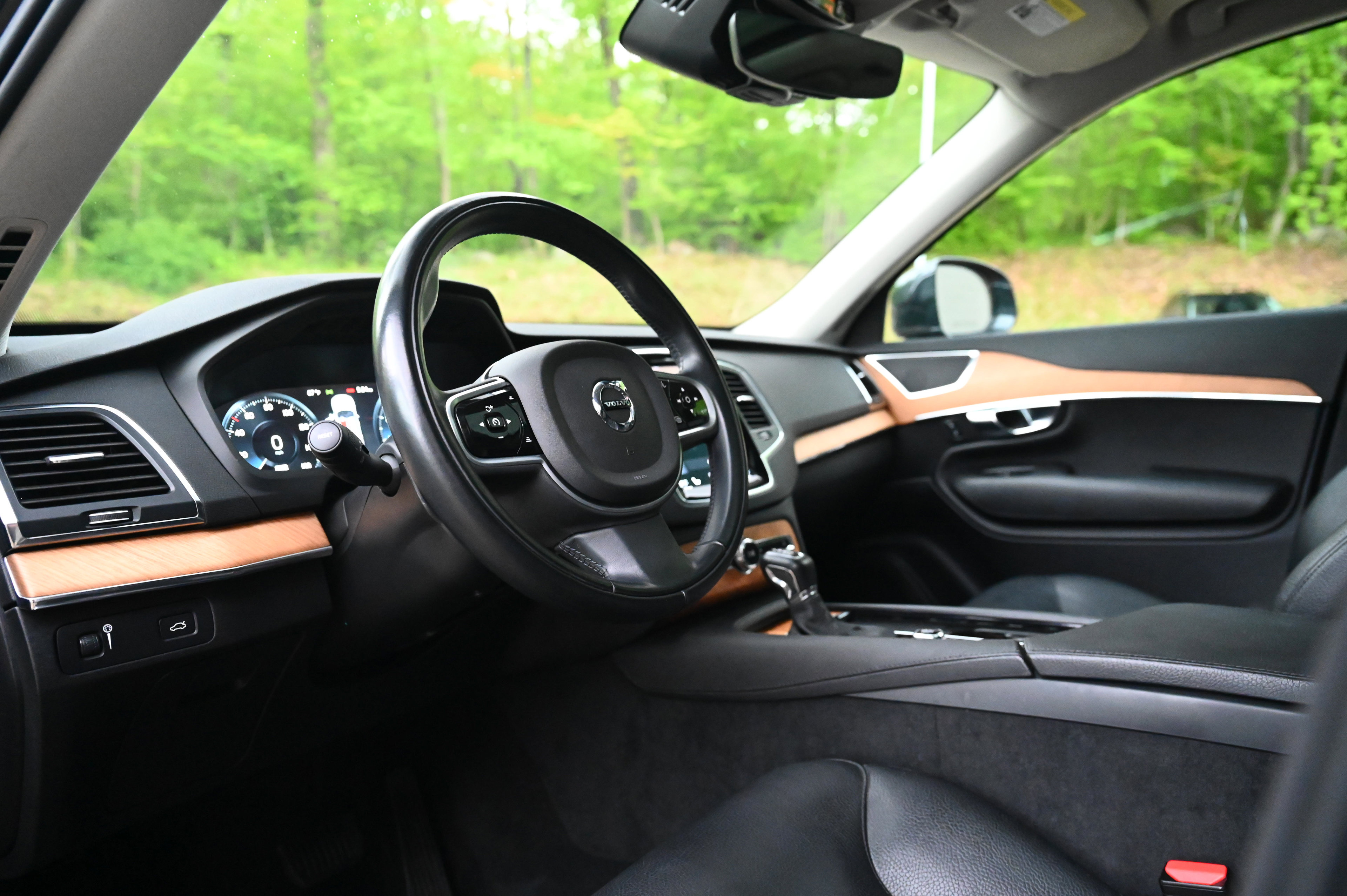 2022 Volvo XC90 T6 Momentum photo 28