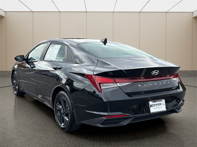 2022 Hyundai Elantra SEL photo 2