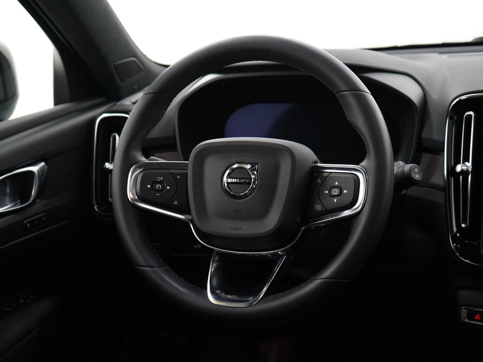 2023 Volvo XC40 Recharge Twin Plus photo 13