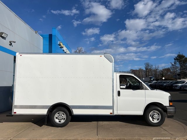 2024 Chevrolet Express Cutaway 3500 photo 2