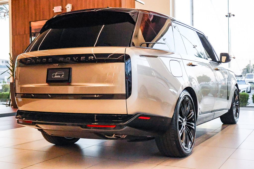 2025 Land Rover Range Rover SE photo 4