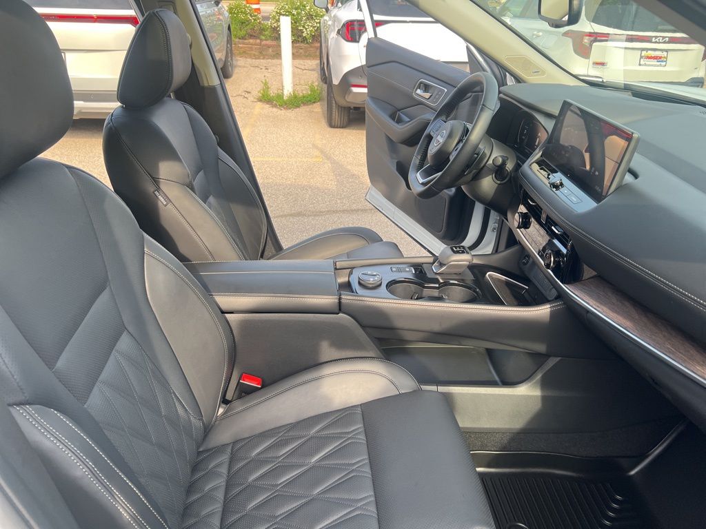 2024 Nissan Rogue Platinum photo 21