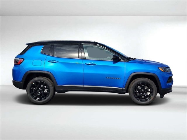 2024 Jeep Compass Latitude photo 2