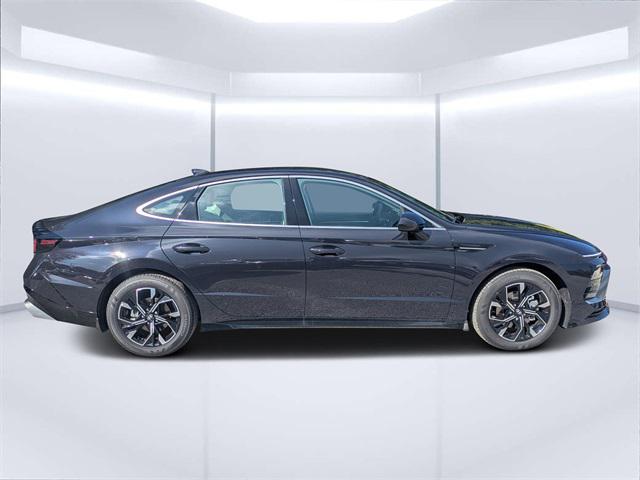 2025 Hyundai Sonata SEL photo 2