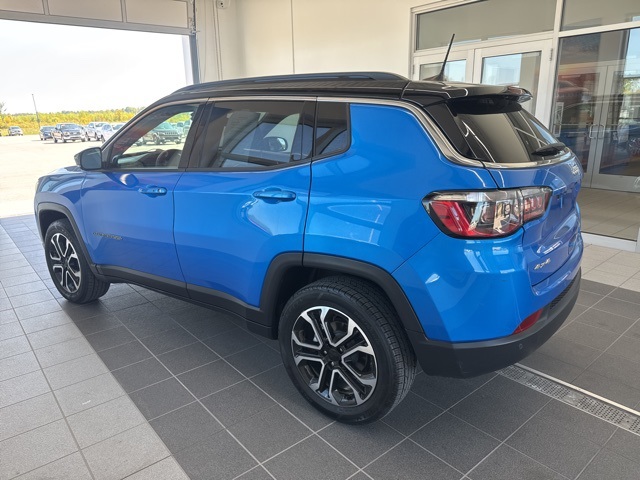 2023 Jeep Compass Limited photo 2