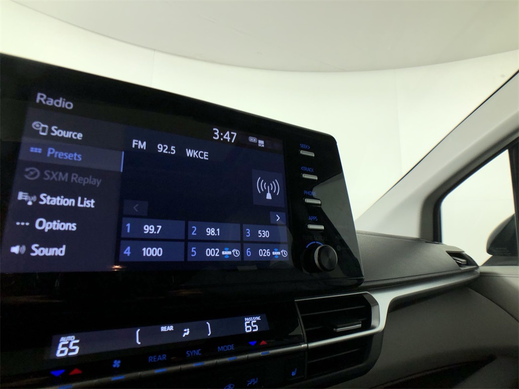 2024 Toyota Sienna XLE photo 13
