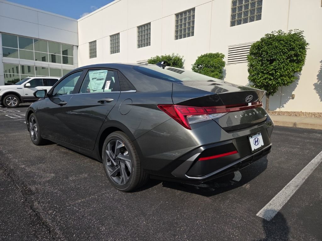 2025 Hyundai Elantra Limited photo 4
