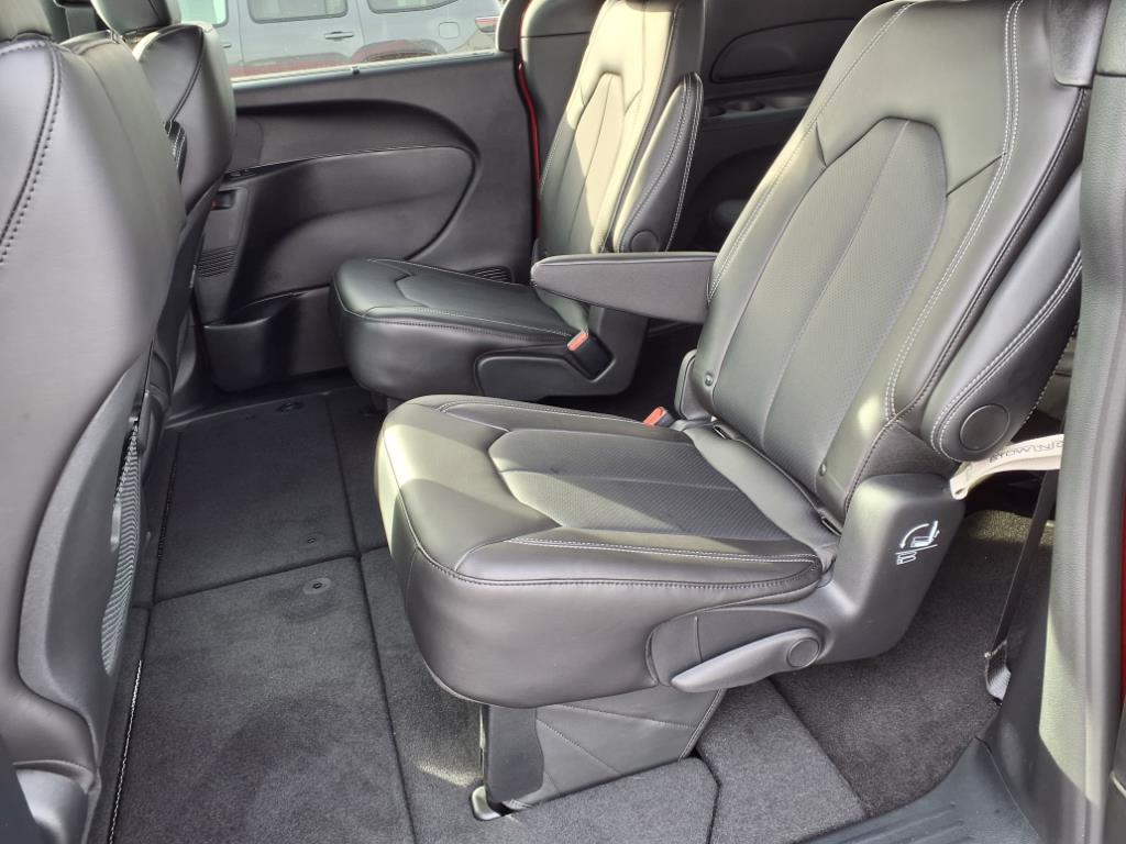 2025 Chrysler Voyager LX photo 4
