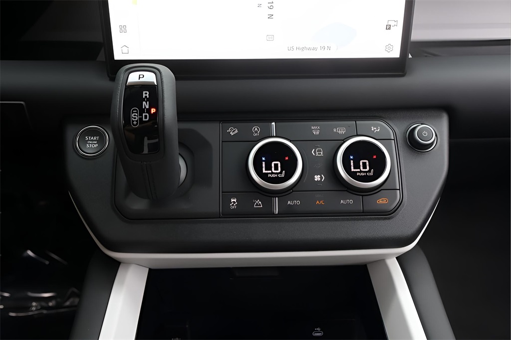 2025 Land Rover Defender 90 S photo 25