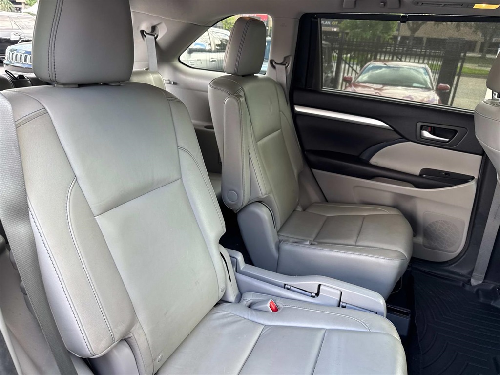 2016 Toyota Highlander XLE photo 6