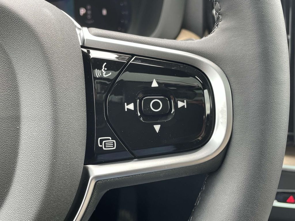 2026 Volvo XC60 B5 Core photo 12