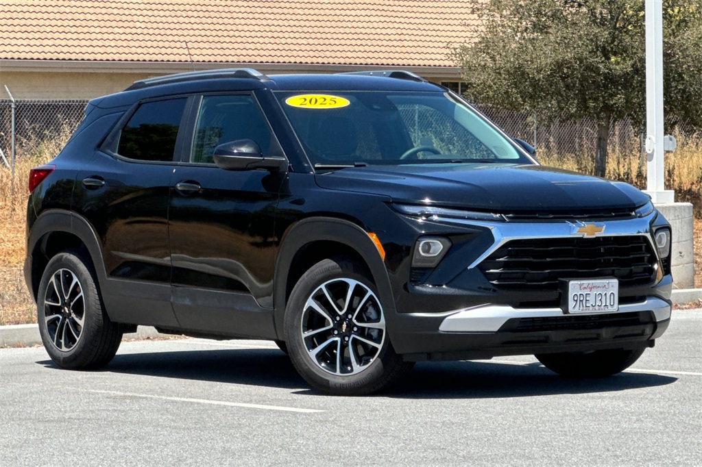 2025 Chevrolet Trailblazer LT photo 2