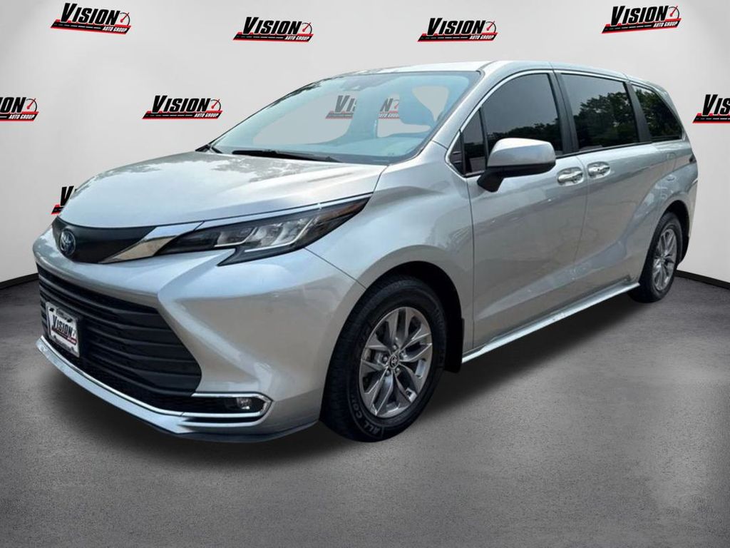 2022 Toyota Sienna XLE's photo