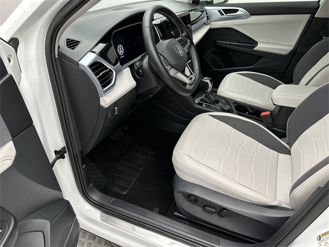 2025 Volkswagen Taos SE photo 3