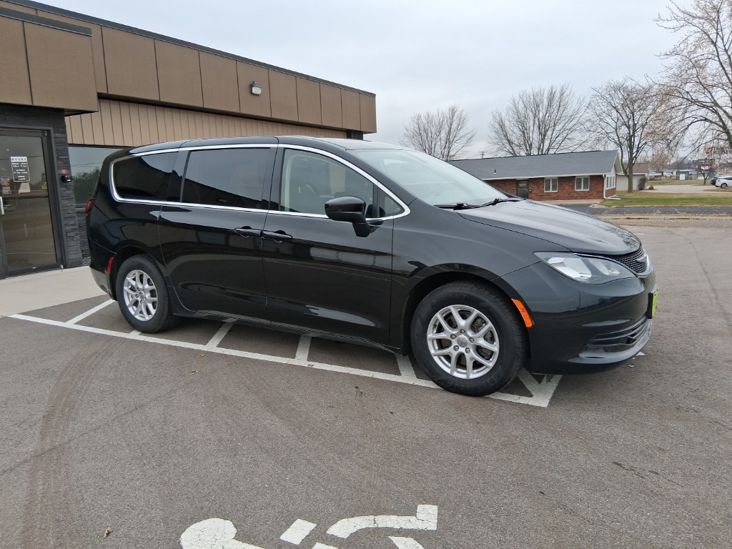 2020 Chrysler Voyager LX photo 4