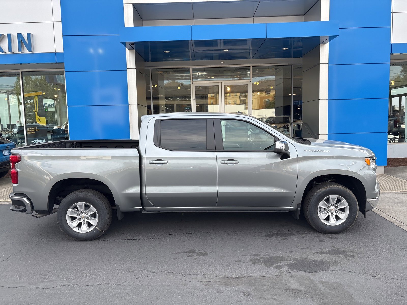 2025 Chevrolet Silverado 1500 LT photo 4