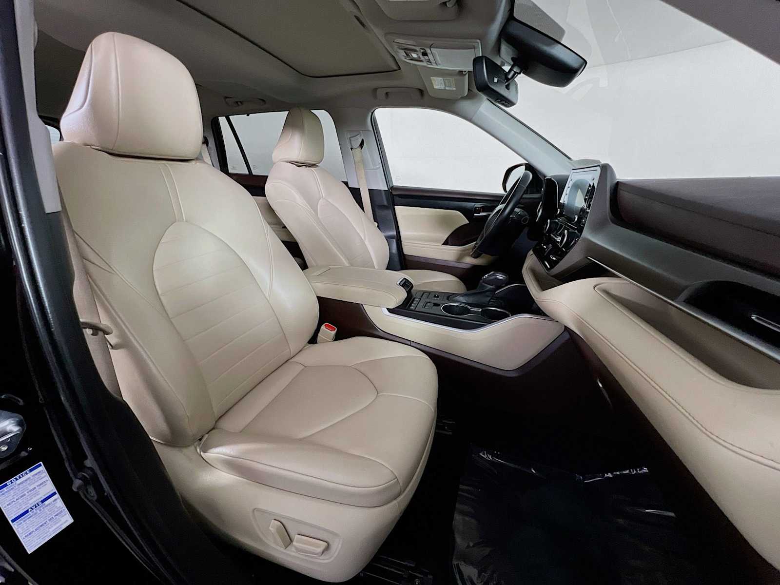 2021 Toyota Highlander XLE photo 21
