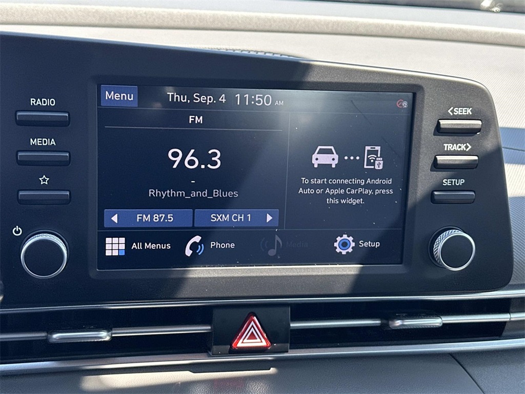 2023 Hyundai Elantra SEL photo 3