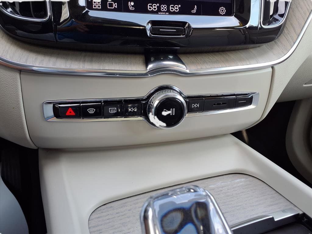 2022 Volvo XC60 B5 Inscription photo 19