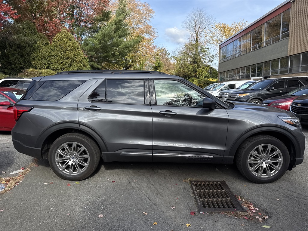 2025 Ford Explorer photo 3