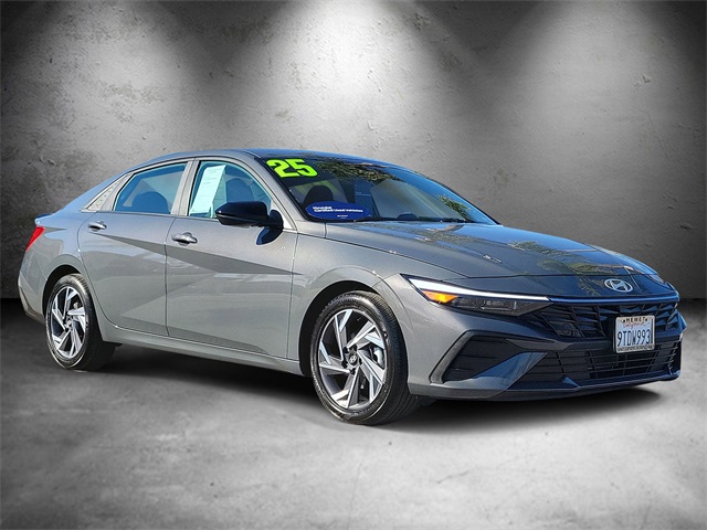 2025 Hyundai Elantra SEL Sport photo 3