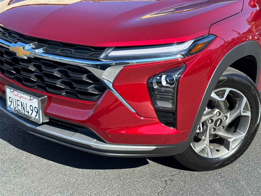 2025 Chevrolet Trax LT photo 2