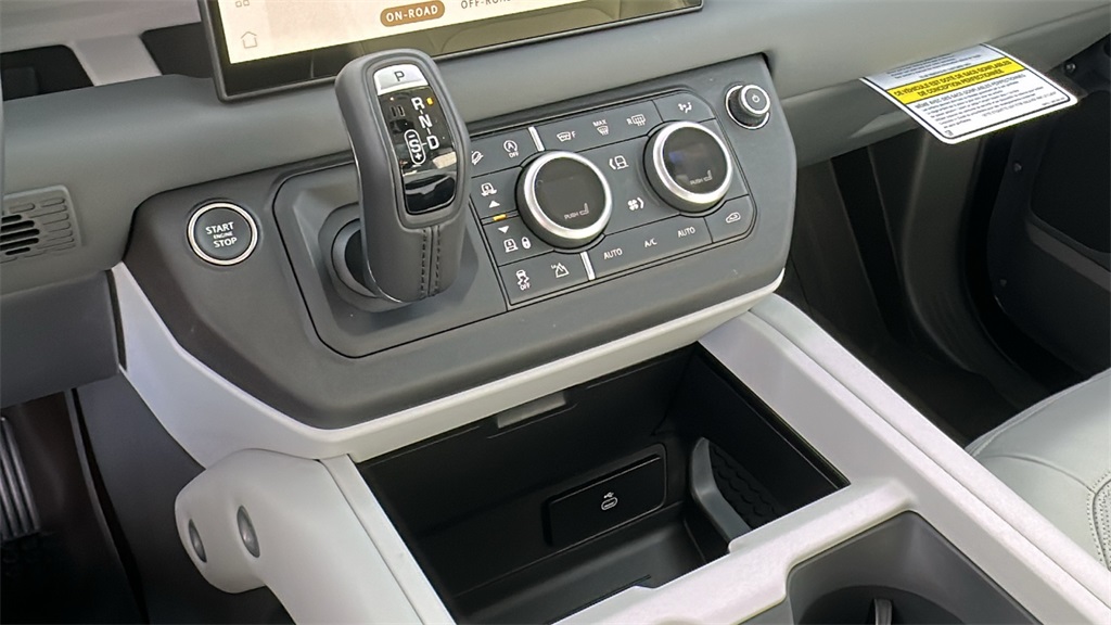 2025 Land Rover Defender 110 X-Dynamic SE photo 18