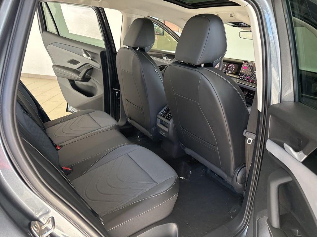 2025 Volkswagen Tiguan SE photo 14