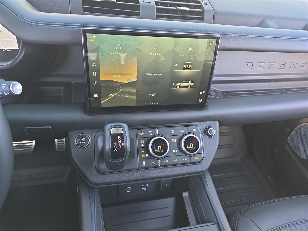 2023 Land Rover Defender 130 X photo 18