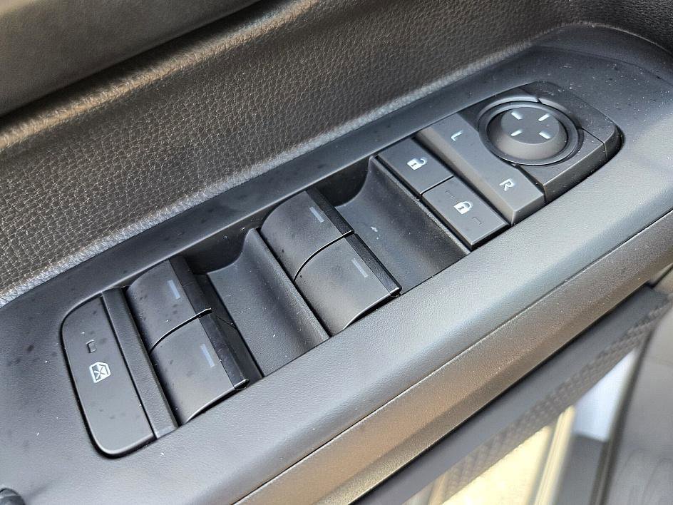2025 Toyota Tacoma SR5 photo 27