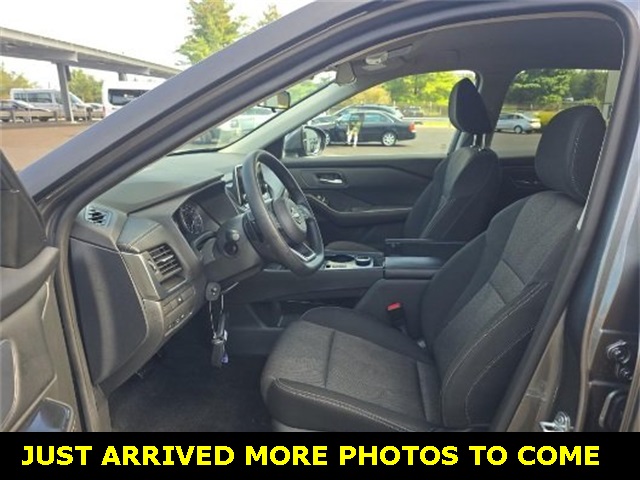 2024 Nissan Rogue SV photo 3