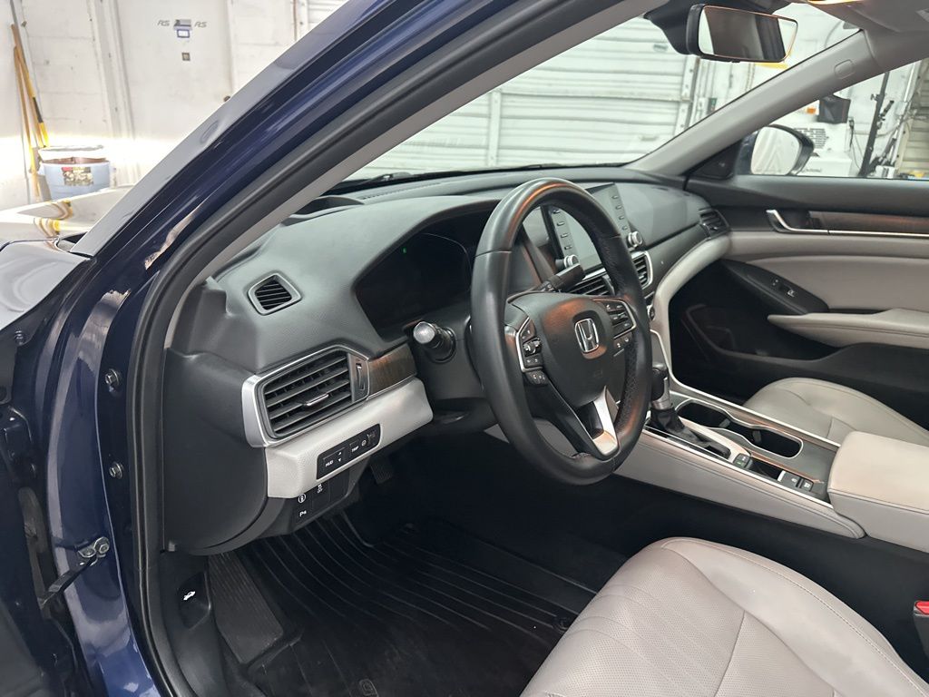 2018 Honda Accord Touring photo 3