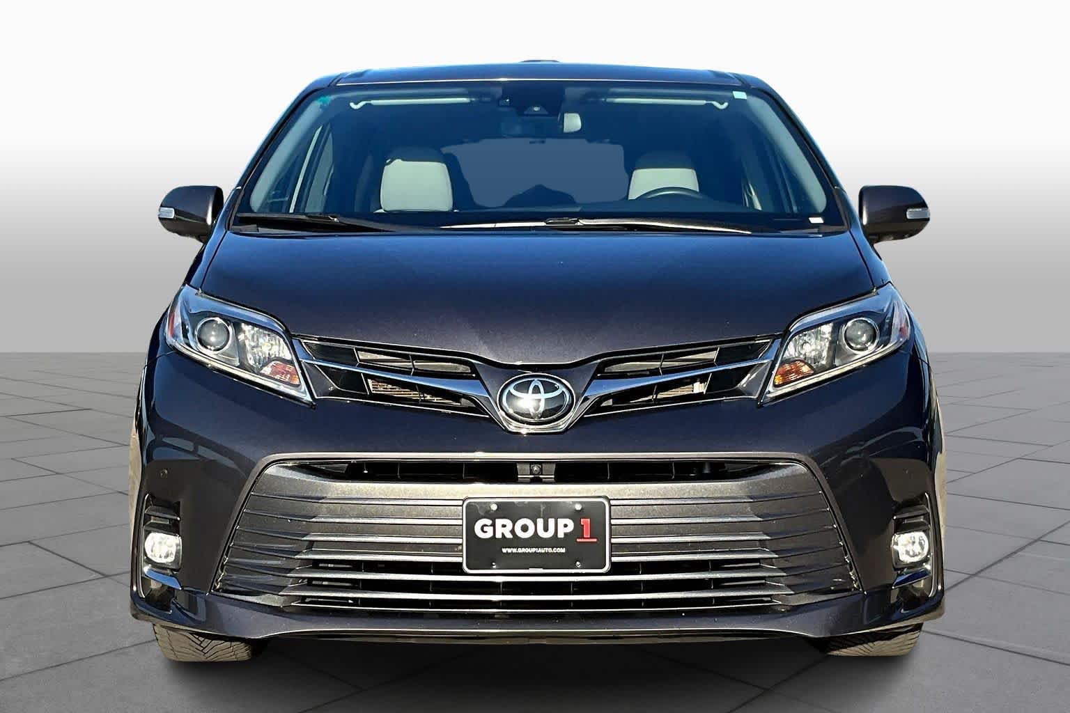 2020 Toyota Sienna Limited Premium photo 2