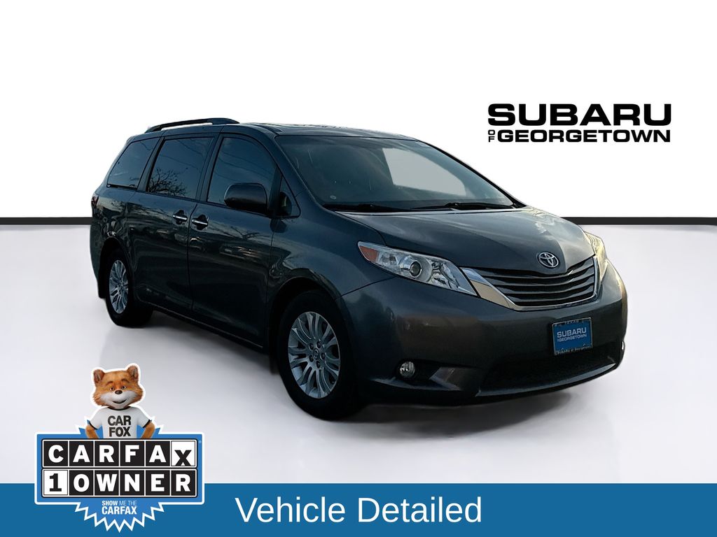 2017 Toyota Sienna XLE Premium's photo