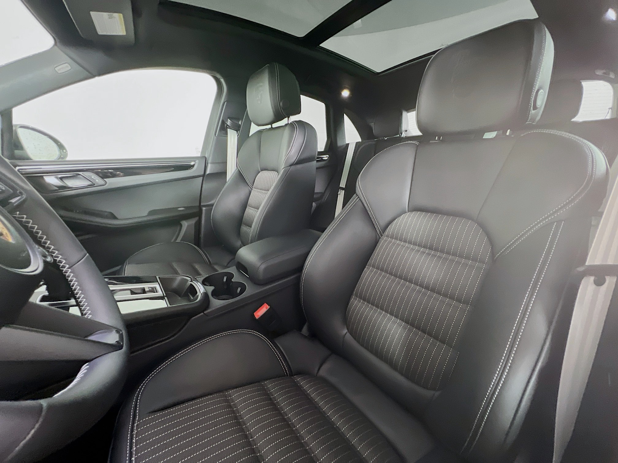 2025 Porsche Macan T photo 4