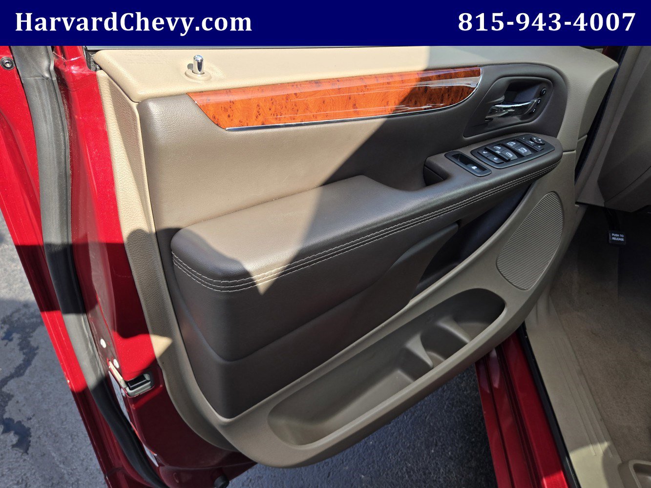 2015 Chrysler Town & Country Limited Platinum photo 27