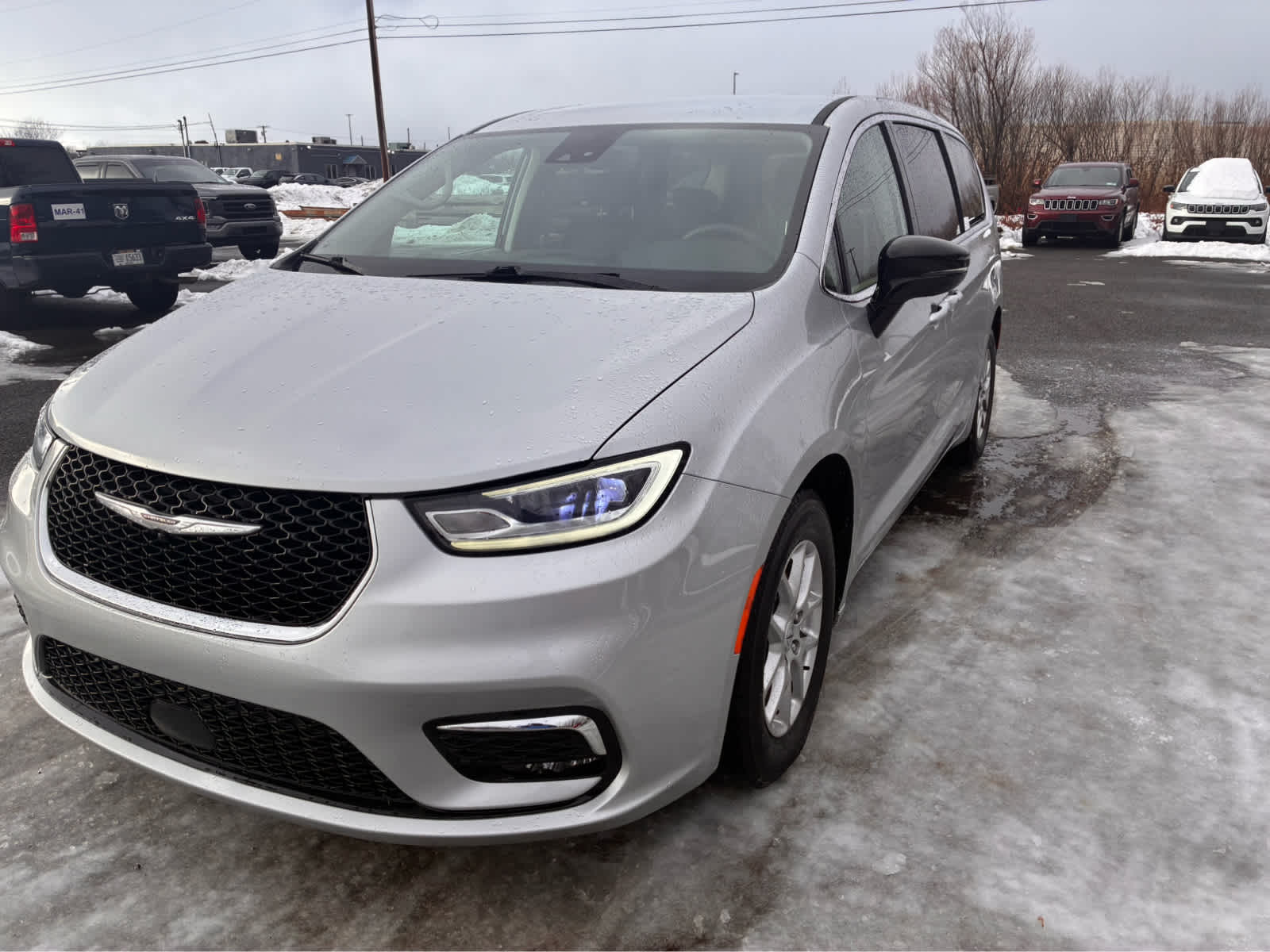 2024 Chrysler Pacifica Touring L's photo